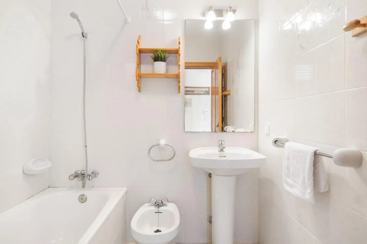 Tina Apartment 아다이아 항구